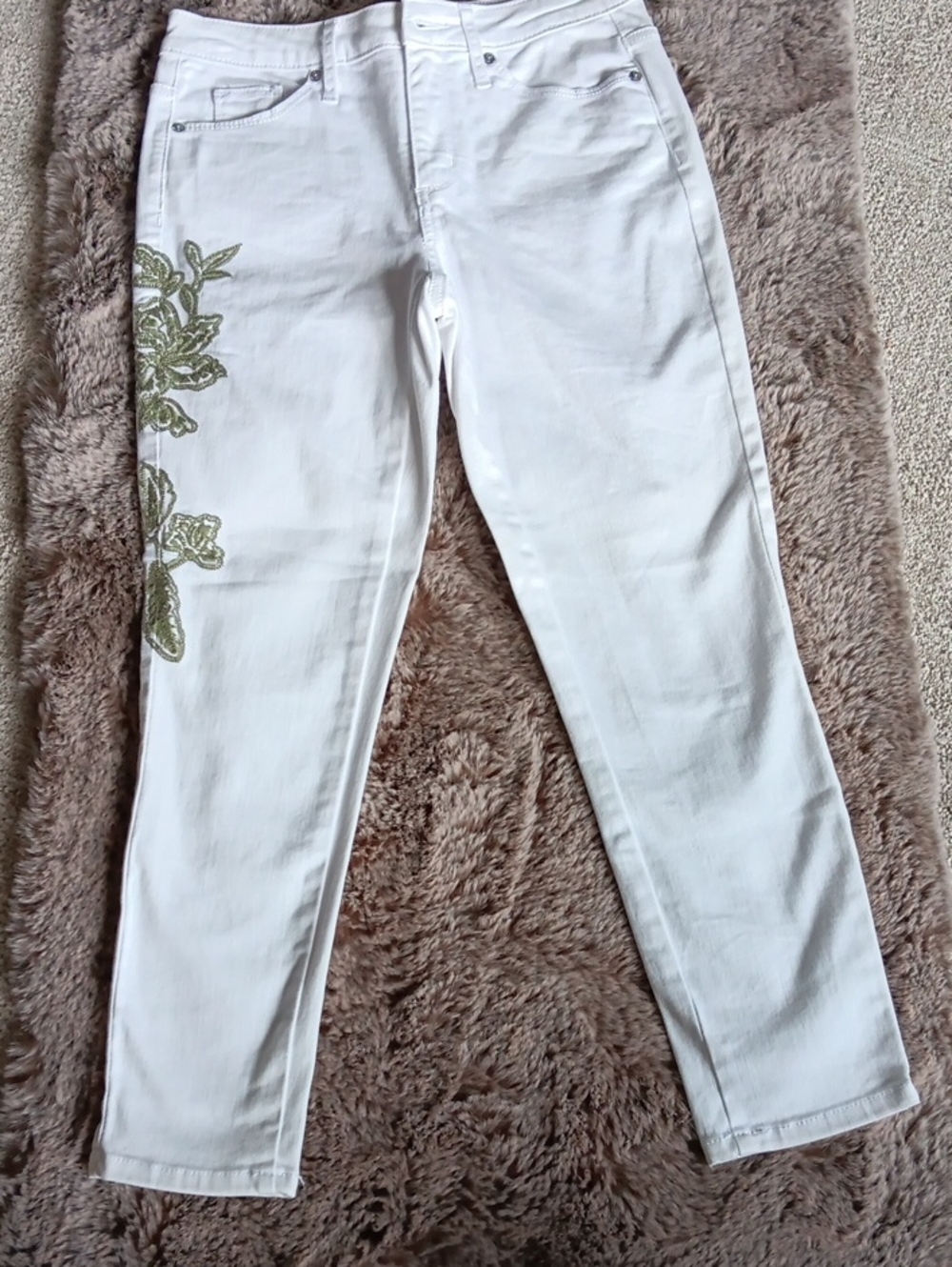 Universal Thread White Skinny Jeans with Olive Floral Embroidery